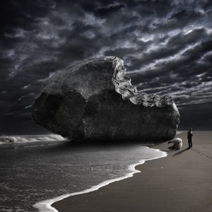 Gebissener Felsen am stürmischen Strand von Christophe Kiciak