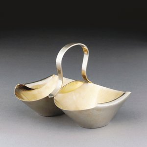 Ein weißer Metallkorb von Christopher Dresser