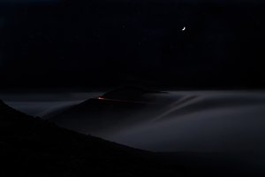 Neblige Nacht auf der Bergstraße von Chuanxu Ren