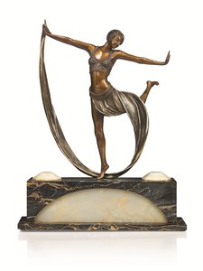 Art-Deco-Figur mit beleuchtetem Sockel, 