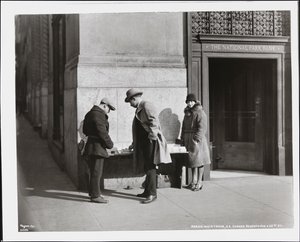 Blinder Zeitungsverkäufer, Aaron Weintraub, an seinem Stand an der südöstlichen Ecke der 7th Avenue & 32nd Street von Company Byron