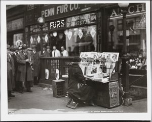 Blinde Zeitungsverkäuferin, Fannie Lyons, an ihrem Stand an der südöstlichen Ecke der 7th Avenue & 34th Street
