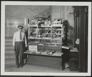 Blinder Zeitungsverkäufer, John Martie, an seinem Stand am südlichen Ende des Municipal Building, New York