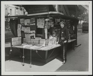 Blinder Zeitungsverkäufer, P.J. McNulty an seinem Stand an der nordöstlichen Ecke der 3rd Avenue & 42nd Street