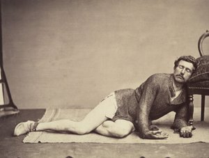 Mann in Kettenhemd-Tunika posiert als sterbender Soldat, ca. 1863