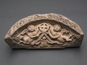 Lunette mit zwei Engeln, die ein Kreuz tragen von Coptic