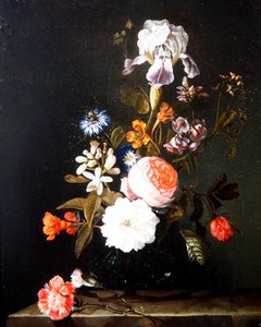 Ein Stillleben mit Blumen in einer Vase auf einem Sims