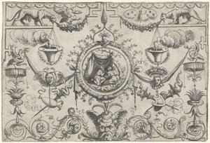 Ornament mit drei Figuren, die unter einem Tuch knien
