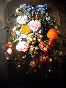 Ein Stillleben mit Blumen und Früchten, gebunden mit einer blauen Schleife