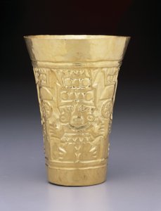 Becher: Stehende Figuren und Kriegsknüppel, 900-1100 von Culture Sicán