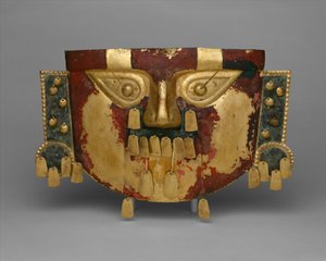 Peruanische Begräbnismaske, 900-1100 n. Chr. (Gold, Silber-Kupfer-Überzüge, Zinnober) von Culture Sicán