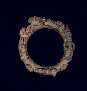 Ring, der ein rituelles Opfer darstellt