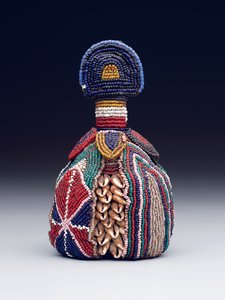 Symbol des inneren Kopfes (ibori), spätes 19. bis frühes 20. Jahrhundert (Glasperlen, Kaurimuscheln und Leder) von Yoruba Culture