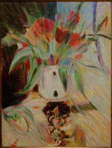 Tulpen in bauchiger Vase vor Gardine von Curt Herrmann