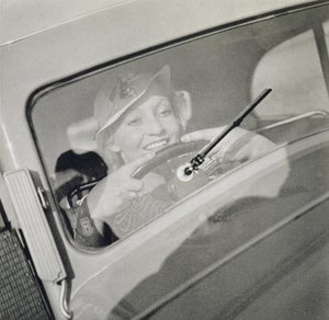 Eine Frau beim Fahren, ca. 1930er Jahre