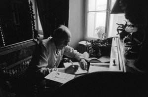 Jiri Mucha sitzt an seinem Schreibtisch in seinem Haus in Hradcany, Prag von Czech Photographer