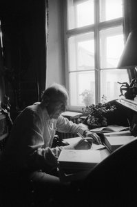 Jiri Mucha sitzt an seinem Schreibtisch in seinem Haus in Hradcany, Prag von Czech Photographer
