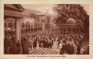 Postkarte mit einer Menschenmenge bei einem Abendkonzert am Kreuzbrunnen