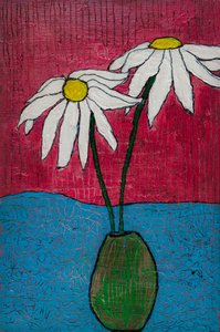 Zwei Gänseblümchen in Vase