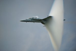 Kampfjet mit Dampfkegel von Darek Siusta