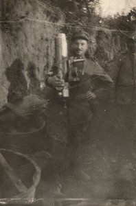 Soldat in einem Graben auf dem Karstplateau während des Ersten Weltkriegs (s/w Foto) von Dario Gentilini
