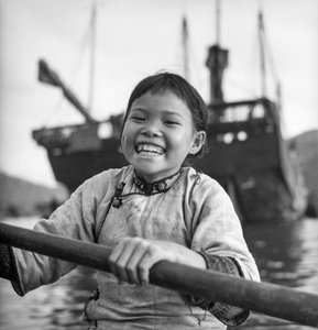 Porträt eines jungen Mädchens in einem Sampan im Hafen von Aberdeen, Hongkong