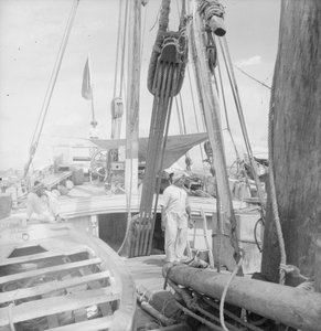 An Bord einer indischen Kotia-Dhow vor Anker in Colombo, Ceylon