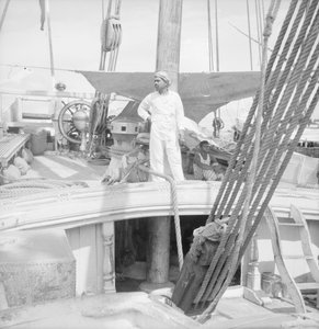 An Bord einer indischen Kotia-Dhow vor Anker in Colombo, Ceylon