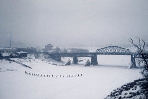 Nowosibirsk, Ob Fluss, Sibirien, UdSSR, Studenten überqueren den gefrorenen Ob Fluss zu Fuß im Schnee, Winter 1976 von Dean Conger