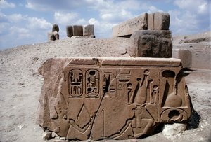 Tanis Ägypten, Zeichnungen auf Steinruine in der antiken Stadt Tanis mit Hieroglyphen