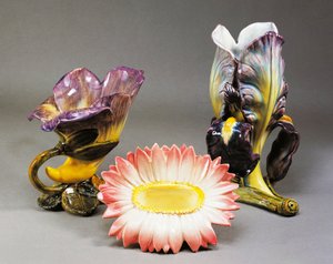 Winde-förmige Vase, Gänseblümchen-förmiger Übertopf und Schwertlilien-förmige Vase, ca. 1900, von Delphin Massier, Jugendstil, Barbotine-Keramik, hergestellt in Vallauris, Frankreich, 20. Jahrhundert