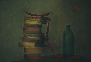 Chilischoten und alte Bücher von Delphine Devos