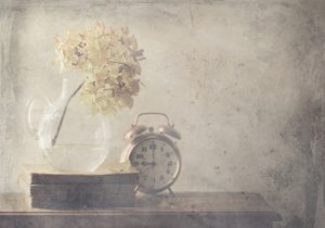 Getrocknete Blumen und alte Uhr von Delphine Devos