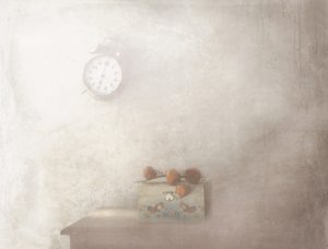Vintage-Uhr Stillleben von Delphine Devos