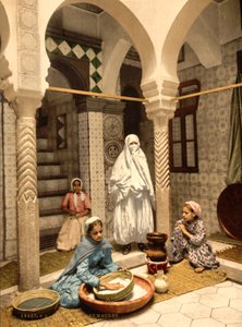 Maurische Frauen bereiten Couscous in einem Innenhof, Algier, Algerien, ca. 1899 von Detroit Photographic Co.