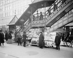 Ein charakteristischer Zeitungsstand auf dem Bürgersteig in New York City, um 1903 (s/w Foto)