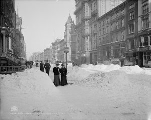 Fifth Avenue nach einem Schneesturm, New York, ca. 1905 (s/w Foto) von Detroit Publishing Co.