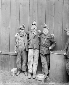 Drei Kohlenbrecher-Jungen, Woodward Coal Mines, Kingston, Pennsylvania, USA, ca. 1890 von Detroit Publishing Co.