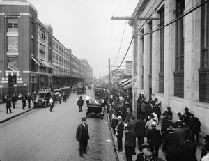 Arbeiter vor der Ford Motor Company, Detroit, Michigan, USA, ca. 1910 von Detroit Publishing Co.