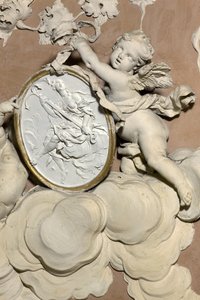 Engel, die ein Medaillon halten