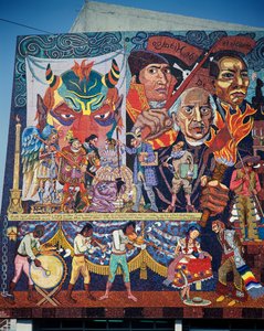 Hidalgo, Morelos und Juarez, Helden des Unabhängigkeitskampfes, Detail des Mosaik-Wandgemäldes an der Fassade des Theaters der Aufständischen, Mexiko-Stadt. Mexiko, 20. Jahrhundert. von Diego Rivera