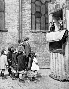 Kinder beobachten eine Punch-und-Judy-Show auf einer Londoner Straße, 1936