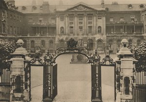 Eingang zum Guys Hospital mit der Stifterstatue im Zentrum des Hofes, ca. 1935 von Donald McLeish