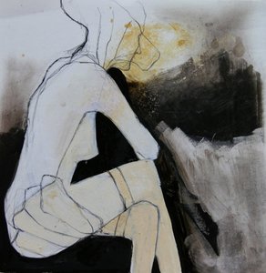 Nachdenkliche sitzende Frau