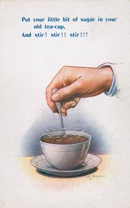 Zucker in einer Teetasse rühren
