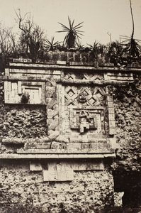 Uxmal, Indianisches Basrelief, Nonnenpalast, 1860