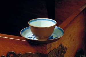 Batavische Tasse und Untertasse, Ladung des gesunkenen Schiffs "Geldermalsen", ca. 1750
