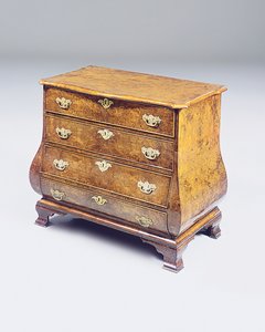 Niederländische Walnuss-Bombe-Kommode von Dutch School