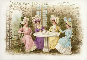 Frauen im Garten, trinken Schokolade