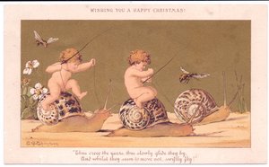 Eine viktorianische Weihnachtskarte von zwei nackten Babys, die auf Schnecken reiten, begleitet von Wespen, vor einem goldenen Hintergrund